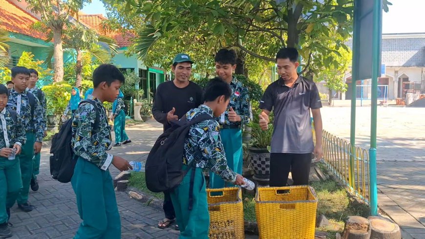 Tiket Pulang Berbayar Sampah: Revolusi Hijau SMPN 1 Krembung Lewat Program Tuntas Botol