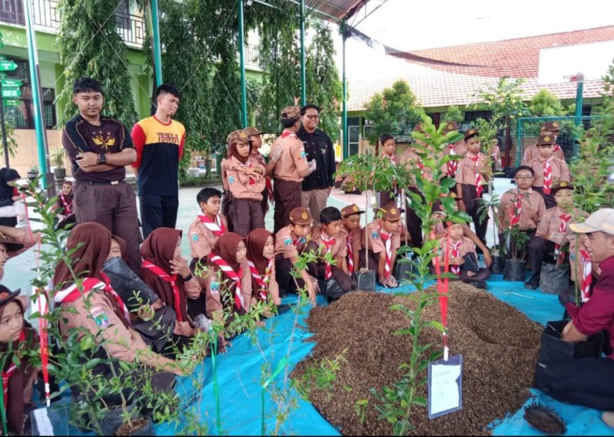 Pramuka Peduli Lingkungan: Aksi Menanam Pohon dalam Mendukung Program Adiwiyata