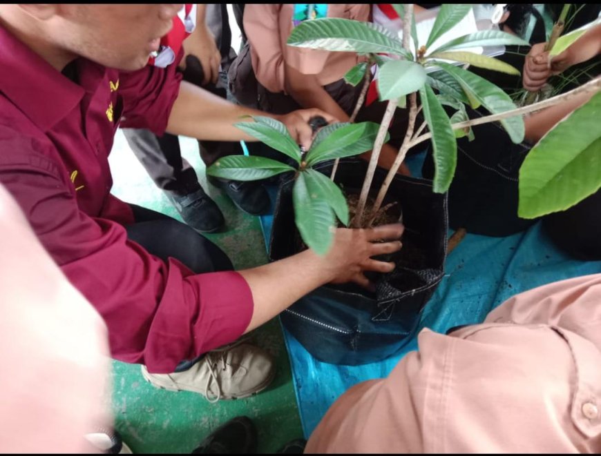 Pramuka Peduli Lingkungan: Aksi Menanam Pohon dalam Mendukung Program Adiwiyata