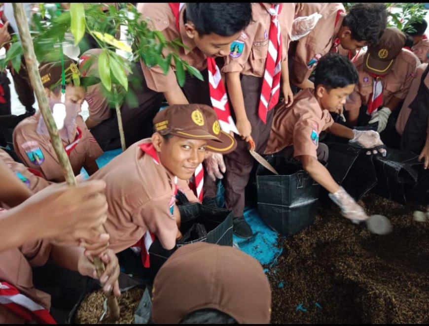 Pramuka Peduli Lingkungan: Aksi Menanam Pohon dalam Mendukung Program Adiwiyata