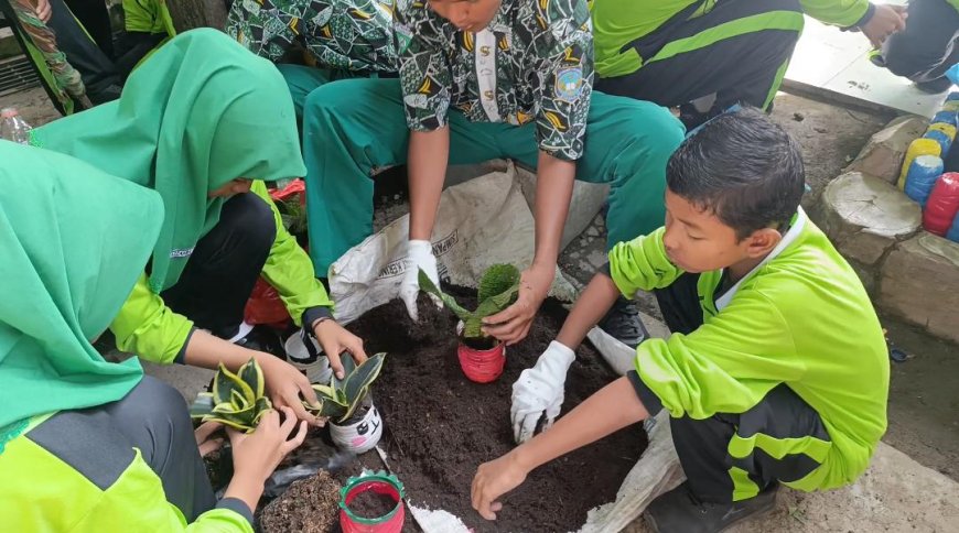 Eco Mini Garden: Integrasi Program Adiwiyata dan Kegiatan Kokurikuler di SMPN 1 Prambon