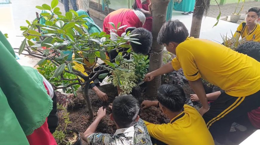 Eco Mini Garden: Integrasi Program Adiwiyata dan Kegiatan Kokurikuler di SMPN 1 Prambon