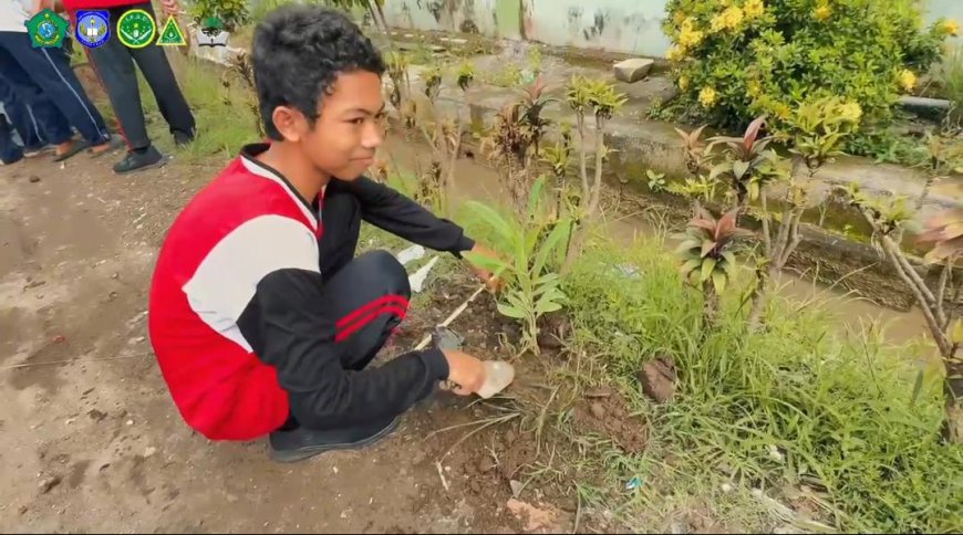 Gerakan Menanam 1.000 Pohon: Kolaborasi SMPN 1 Prambon dan IPNU-IPPNU PAC Prambon untuk Lingkungan Lestari
