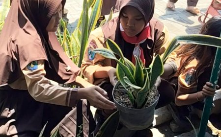 GERANIUM: Gerakkan Berbenah Taman Asri Rindang, Wujudkan Sekolah yang Sejuk dan Indah