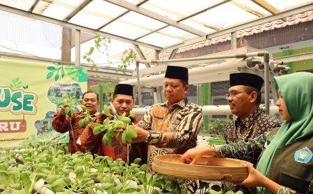 SMP Negeri 2 Waru Gelar Penyambutan, Penanaman Melon, Panen Raya Pokcoy dan Workshop PKB Guru Tahun Ajaran 2026/2027