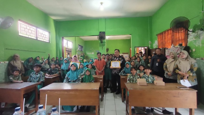 Digital Studentpreneur II: Menyalakan Kreativitas Digital Siswa SDN Watutulis Lewat Storytelling dan E-Book