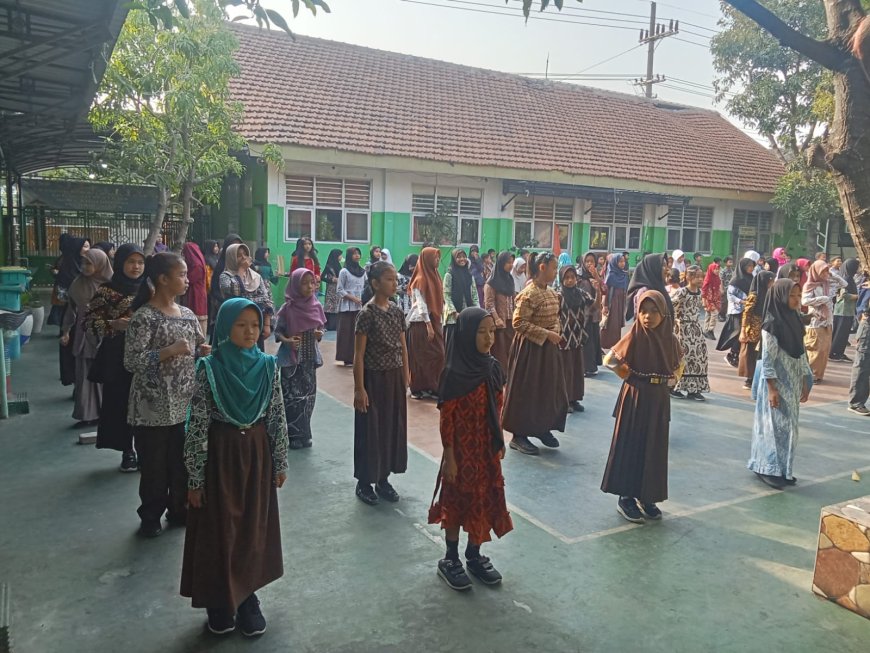 Semarak Hari Batik Nasional, Siswa dan Guru SD Negeri Candi Kompak Kenakan Batik