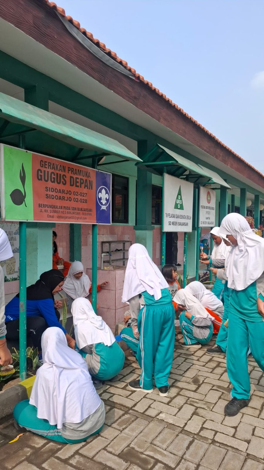 Satu Semangat, Satu Aksi! Gaya Seru SDN Banjarsari Wujudkan Sekolah Asri di Hari Sumpah Pemuda
