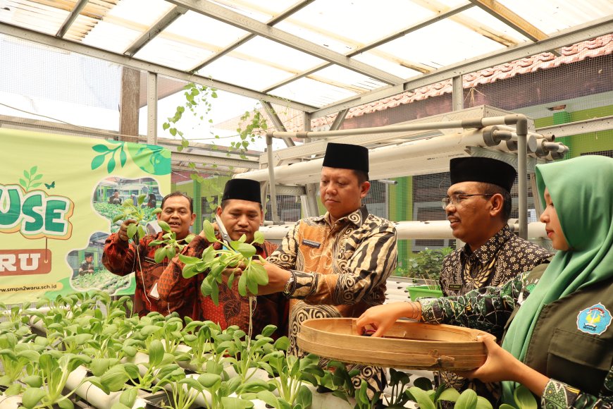 SMP Negeri 2 Waru Gelar Penyambutan, Penanaman Melon, Panen Raya Pokcoy dan Workshop PKB Guru Tahun Ajaran 2026/2027